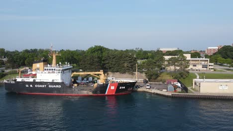 USS-Hollyhock,-US-Coast-Guard-Ship,-in-the-St-Clair-River,-Port-Huron-Michigan,-USA