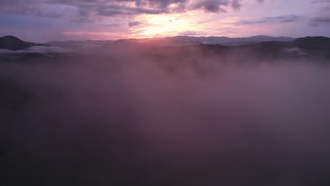 Filmischer-Blick-Auf-Den-Sonnenuntergang-Und-Den-Nebel-Mit-Rotem-Himmel