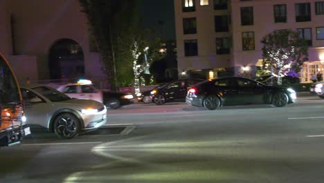 Coche-De-Policía-Respondiendo-Con-Luces-Y-Sirenas.