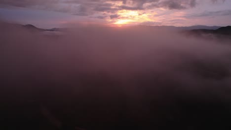 Atemberaubende-Aussicht-Auf-Den-Sonnenuntergang-Und-Die-Nebligen-Hügel