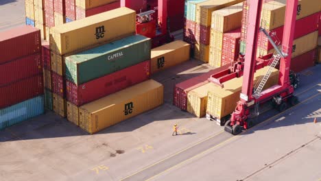 Blick-Aus-Der-Vogelperspektive-Auf-Einen-Arbeiter-In-Hoher-Sicht,-Der-Auf-Den-Containerhubkran-Des-Hafens-Von-Montreal-Zugeht
