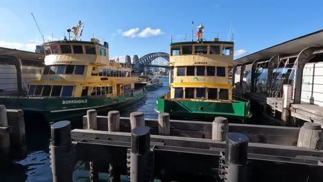 Los-Ferries-De-Sydney-Atracaron-En-El-Muelle-Circular-En-Un-Día-Soleado-Con-El-Puente-Del-Puerto-En-Segundo-Plano.