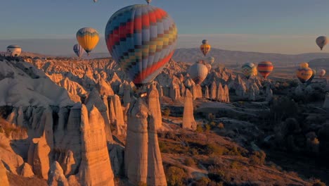 Vista-Aérea-Turquía-Capadocia-Donde-Vuelan-Muchos-Globos-Aerostáticos