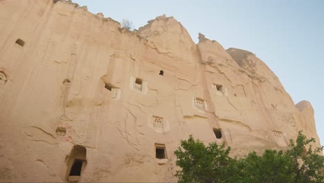 Cuevas-De-Culto-Monásticas-únicas-Talladas-En-Un-Acantilado-De-Roca-Museo-Zelve