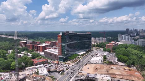 Piedmont-Healthcare-Atlanta-Gebäude-Und-Blick-Auf-Die-Straße