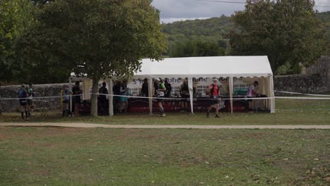 Zeitlupenaufnahme-Einer-Verpflegungsstation-Mit-Teilnehmern-Beim-Festival-Des-Templiers