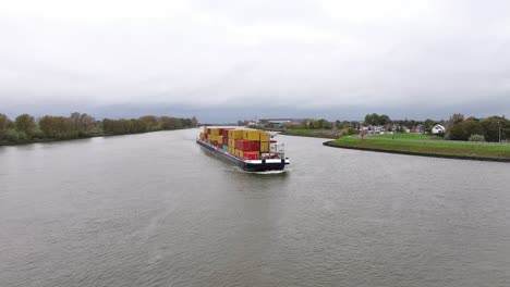 Entlang-Des-Breiten-Flusses-Noord-Fahren-Container-Voller-Waren-Für-Kunden