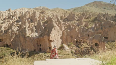 Una-Turista-Sube-Empinados-Escalones-Para-Explorar-El-Pintoresco-Paisaje-De-Zelve