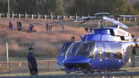 Helicóptero-En-Tierra-Con-Pilotos-Hablando.