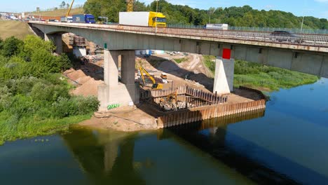 Grúa-Pesada-Y-Maquinaria-En-El-Sitio-De-Construcción-De-Puentes-En-Kaunas