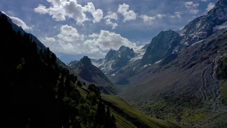 Cámara-De-Drones-Con-Vista-Aérea-Avanzando-Donde-La-Nieve-Cubre-El-Montaje