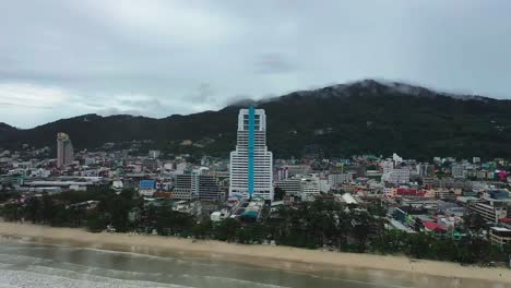 Die-Luftaufnahme-Der-Dhol-Kamera-Geht-Zur-Rückseite,-Wo-Der-Große-Patong-Tower-In-Der-Mitte-Des-Gebäudes-Sichtbar-Ist