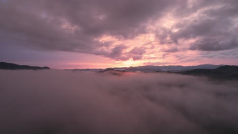 Atemberaubende-Aussicht-Auf-Sonnenuntergang-Und-Nebel