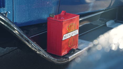 Bidón-De-Concha-Vintage-Rojo,-En-Un-Viejo-Coche-Clásico