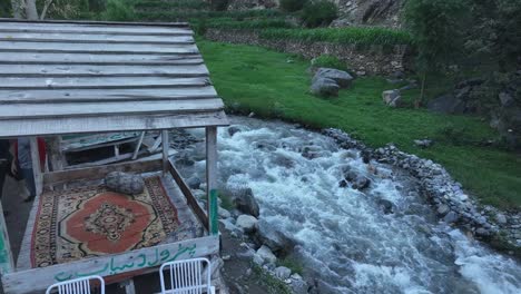 Entspannungsort-Am-Flussufer,-Chilas-Nach-Babusar,-Pakistan.-Antenne
