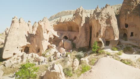 Touristengruppe-Zelve-Museum-Dramatische-Historische-Landschaft-Felsenhäuser