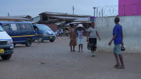 Residentes-En-La-Estación-De-Autobuses-De-Esiam-En-La-Ciudad-De-Cape-Coast,-Ghana.