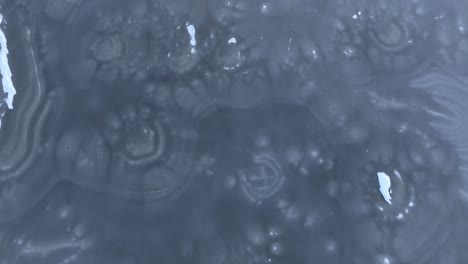 Gefrorenes-Gewässer,-Das-Eis-Bildet-Ein-Schönes-Muster,-Drohne-Fliegt-über-Das-Gefrorene-Gewässer