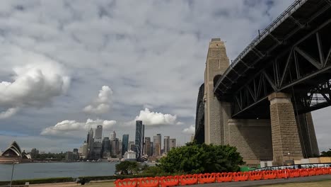 Toma-Panorámica-Hacia-La-Derecha-Debajo-Del-Puente-Del-Puerto-De-Sydney-Que-Muestra-Torres-De-Alta-Tensión-Y-Calzada-En-La-Costa-Norte.