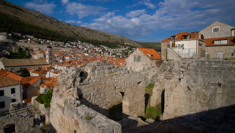 Menschen-Gehen-Auf-Der-Mauer-Der-Altstadt-Von-Dubrovnik,-Kroatien
