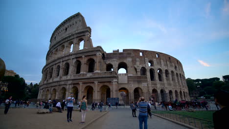 Crowded-street-front-of-Colosseum-in-Rome,-Italy