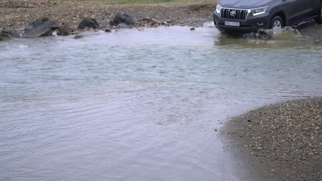4WD-car-travel-off-road-in-Landmannalaugar-Iceland