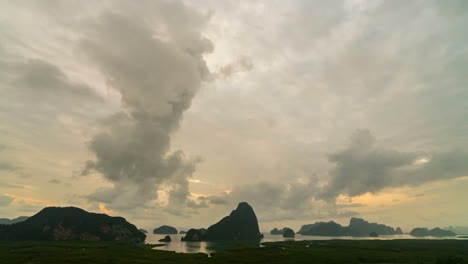Vista-De-Lapso-De-Tiempo-En-La-Bahía-De-Halong,-Vietnam-Del-Norte.