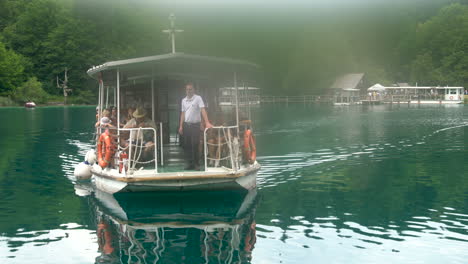 Los-Turistas-Viajan-En-Barco-En-Los-Lagos-De-Plitvice,-Croacia.