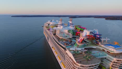 El-Crucero-Más-Grande-Del-Mundo,-Icono-De-Los-Mares,-Durante-Las-Segundas-Pruebas-En-El-Mar-En-El-Archipiélago-Finlandés-Al-Amanecer.