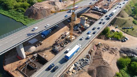 Beim-Bau-Einer-Neuen-Luftaufnahme-Kommt-Es-Auf-Der-Autobahnbrücke-Zu-Einem-Stau