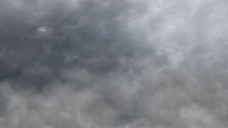 Gewitter-Und-Blitz-In-Den-Dunklen-Wolken-Am-Himmel