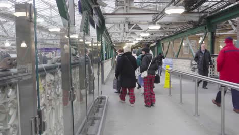 Personas-Entrando-Y-Saliendo-De-La-Estación-Waverley,-La-Ciudad-De-Edimburgo,-Escocia