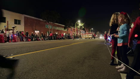 Los-Niños-Se-Alinean-En-La-Calle-Para-El-Desfile-Navideño-En-Encinitas,-California