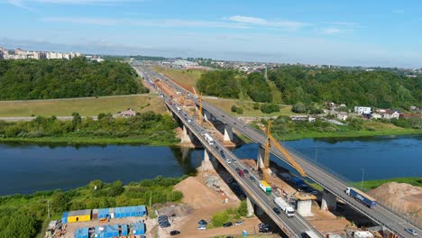 Vista-Aérea-Panorámica-Del-Sitio-De-Construcción-A1-Para-El-Puente-Sobre-El-Río-Neris.