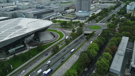 Luftaufnahme,-BMW-Museum,-Die-Umliegenden-Stadtstraßen-Und-Gebäude-Dahinter