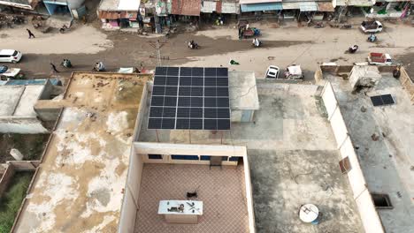 Solarenergie-Auf-Dem-Dach-In-Badin,-Pakistan