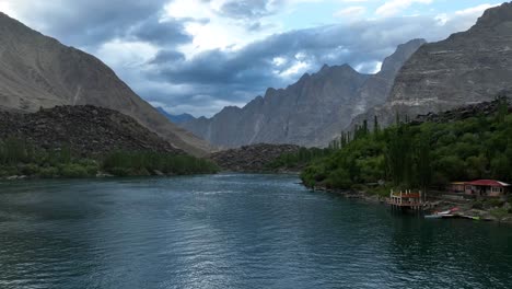 Serene-Upper-Kachura-Lake,-Skardu's-natural-beauty,-Pakistan