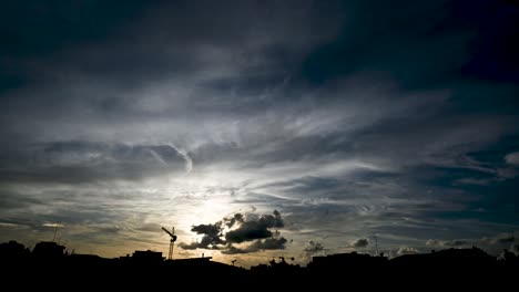 Hochauflösendes-Zeitraffervideo-Einer-Städtischen-Umgebung-Mit-Einem-Wunderschönen-Sonnenuntergang-Im-Hintergrund-–-Israel