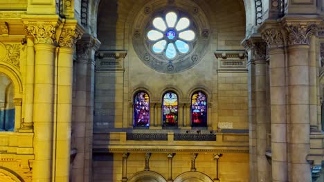 Vista-Panorámica-De-La-Arquitectura-Neobarroca-Y-Neobizantina-Dentro-De-La-Iglesia-De-Los-Sacramentinos,-Entradas-De-Luz-Natural,-Vidrieras-Decorativas