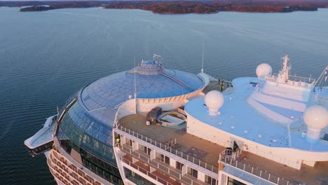 El-Crucero-Más-Grande-Del-Mundo,-Icono-De-Los-Mares,-Durante-Las-Segundas-Pruebas-En-El-Mar-En-El-Archipiélago-Finlandés-Al-Amanecer.