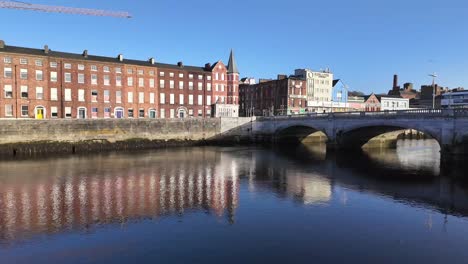 Ruhiger-Fluss-Lee-Und-Reflexionen-Der-Häuserzeile-Aus-Rotem-Backstein-In-Cork-City-Mit-St