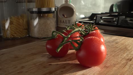 Mit-Tau-Geküsste-Tomaten-Auf-Einem-Holzbrett,-Morgens-Sonnendurchflutet