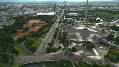 Sonnenlicht-Fällt-über-Das-Majestätische-Zeltdach-Des-Olympiastadions