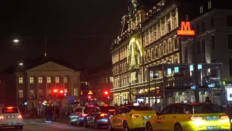 Blick-Auf-Die-Straße-Von-Kopenhagen-Bei-Nacht-Mit-Weihnachtsbeleuchtung