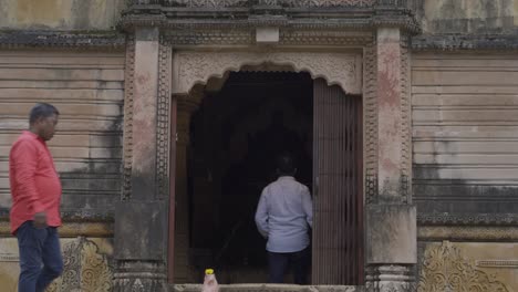 Adoración-De-Dos-Hombres-En-El-Templo-Indio