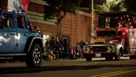 La-Multitud-Aplaude-Mientras-Vehículos-Decorados-Conducen-Por-La-Calle-Durante-El-Desfile-Navideño-Anual-En-Encinitas,-California,-El-120223.