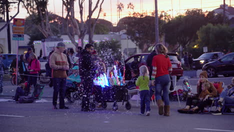 La-Gente-Se-Apresura-A-Conseguir-Juguetes-Navideños-De-Un-Vendedor-Ambulante-Durante-El-Desfile-Anual-Navideño-En-Encinitas,-California,-El-Sábado-12-2-23.