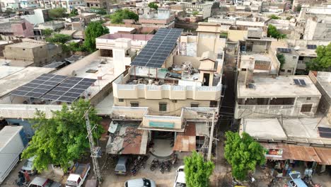 Paneles-Solares-En-Edificios-Urbanos,-Badin,-Pakistán.-Aéreo