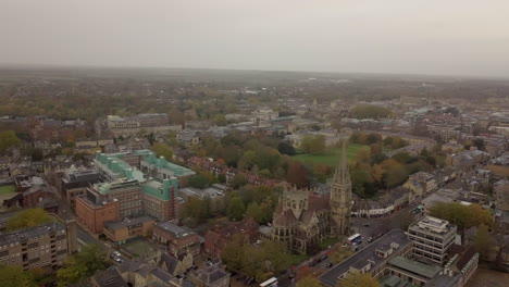 Cambridge-Centre,-Drohne,-Blick-Vom-Himmel,-Neblig,-Die-Kirche-Unserer-Lieben-Frau-Und-Der-Englischen-Märtyrer,-Cambridge