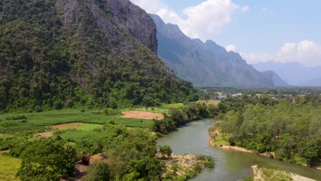 Luftaufnahme-Von-Landwirtschaftlichen-Feldern-Mit-Dem-Fluss-Nam-Song,-Der-Durch-Die-Landschaft-Fließt